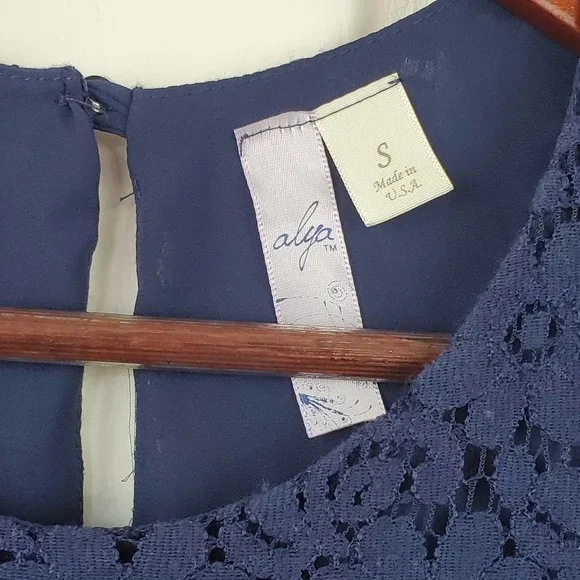 Alya  Navy Blue Floral  Lace Flowy Sleeveless Lined Top Womens Size Small - Picture 4 of 10